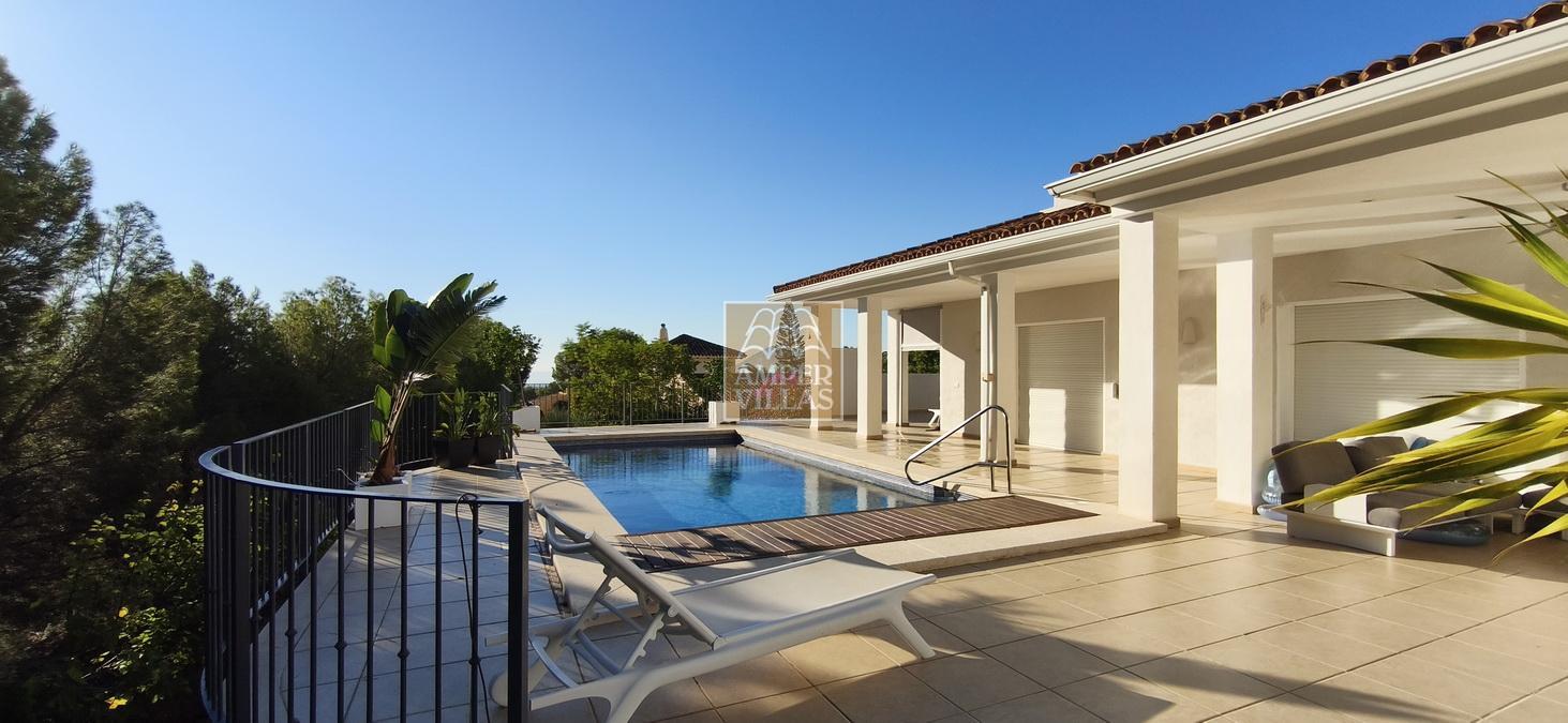 Fantastische villa met verwarmd zwembad, ruime terrassen en een prachtig uitzicht.